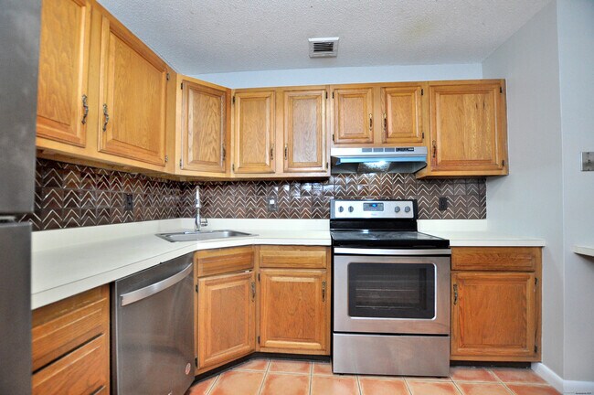 Building Photo - 710 Twin Circle Dr