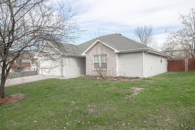 Building Photo - 1601 Smiley Ln