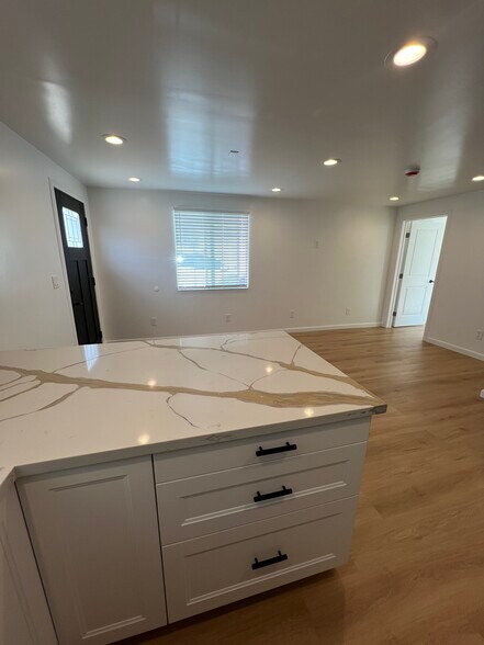 Building Photo - 1553 W 106th St