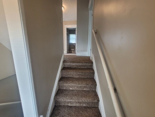 Building Photo - 6 Bedroom Home with large yard, washer/dry...