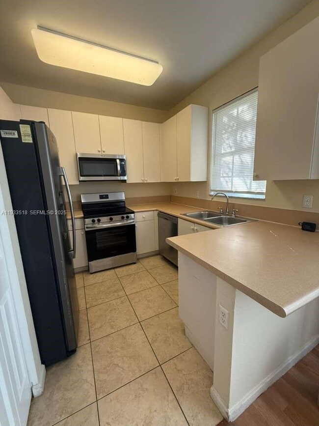 Building Photo - 448 NE 21st Ave