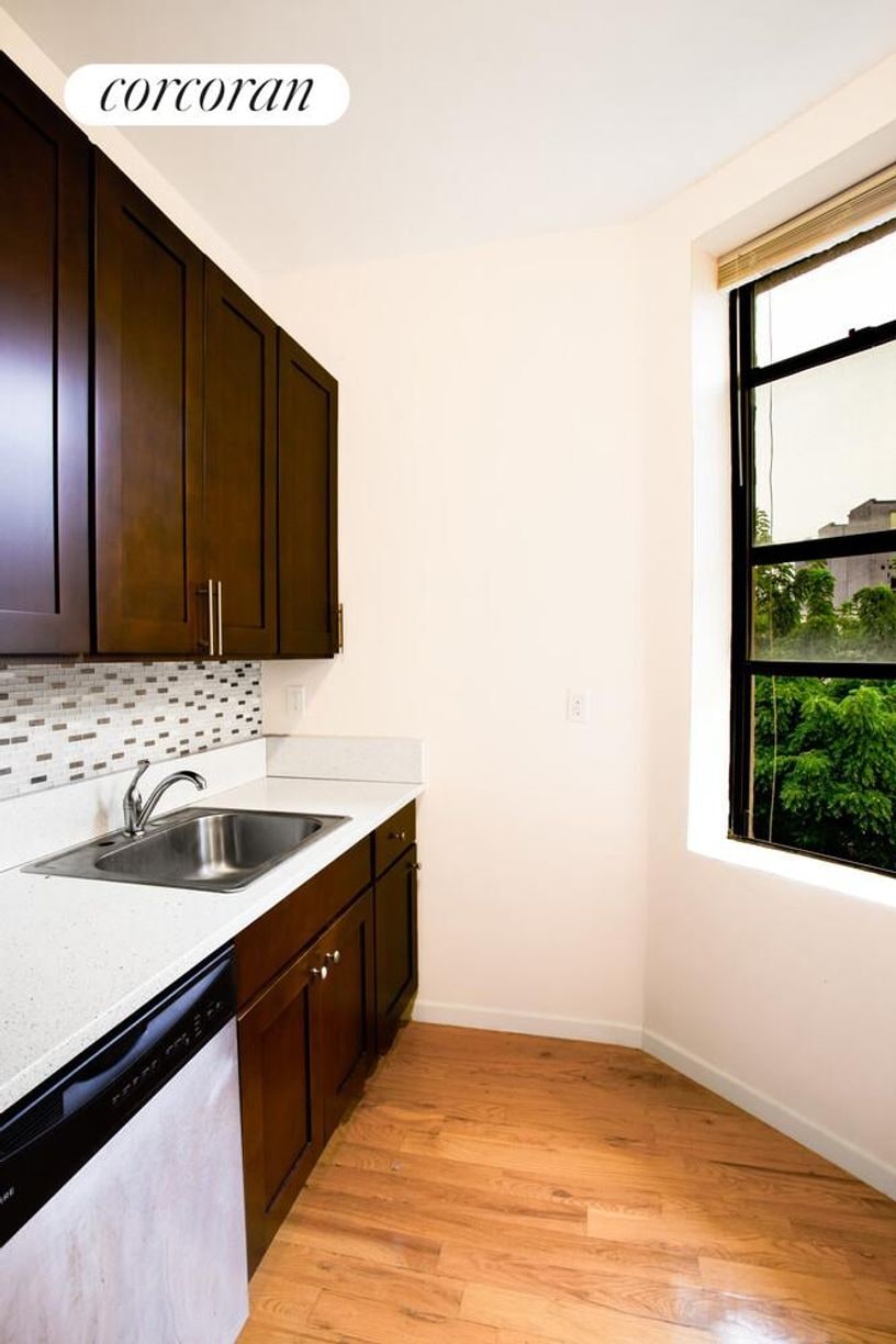 Building Photo - 194 Vernon Ave