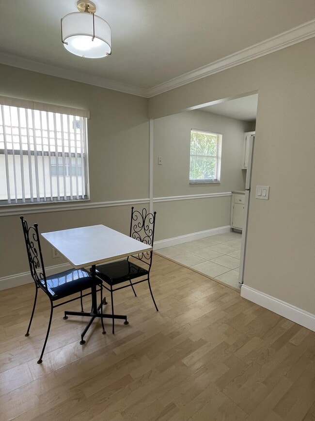 Building Photo - 472 Saxony Way