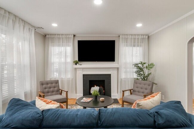 Building Photo - Enchanting Home @TU & Cherry Street