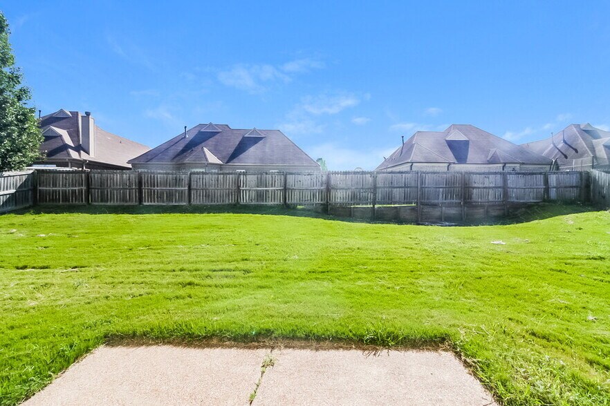 Building Photo - 10087 Branley Oak Dr