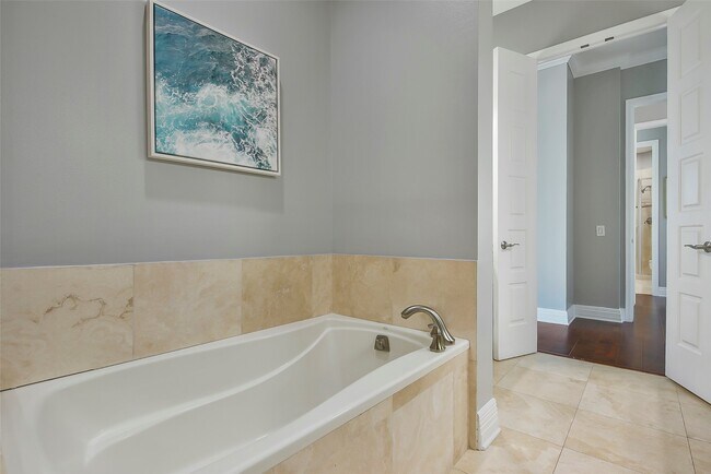 Building Photo - 801 E Beach Dr