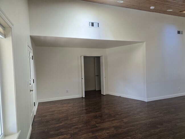 Building Photo - 3130 S River Rd
