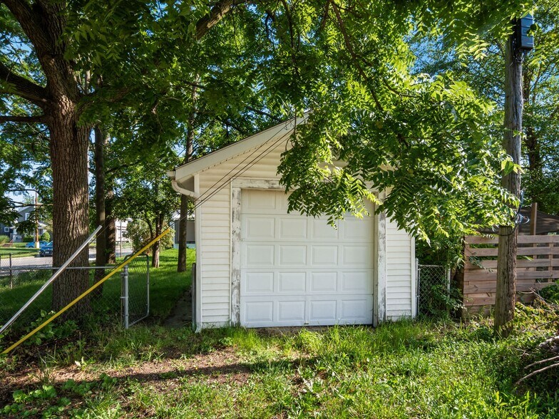 Building Photo - 211 E Jenkins Ave