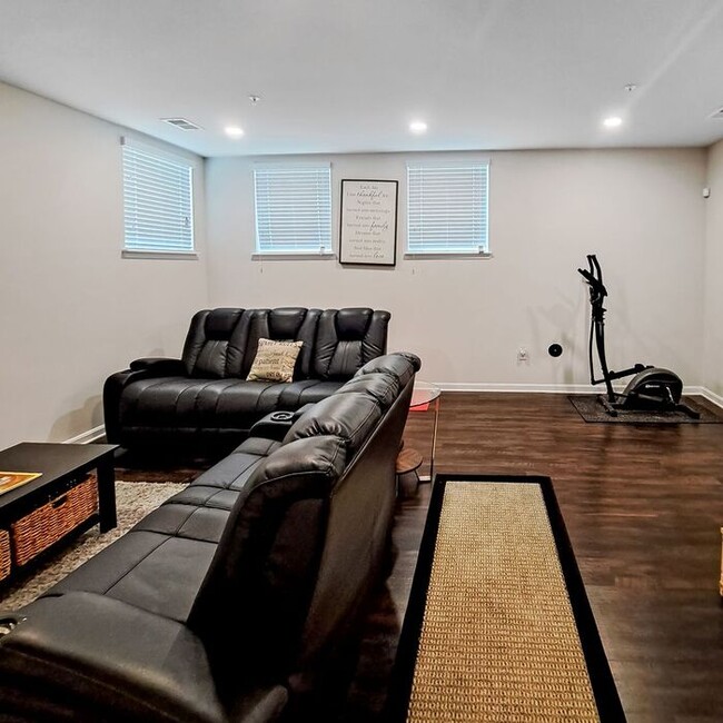 Building Photo - Gorgeous 3-Level End Unit Townhome, 3 Bedr...