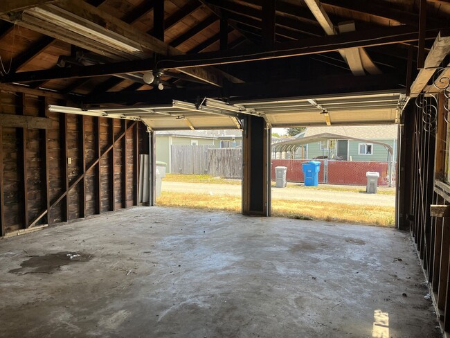 Building Photo - Pet-friendly home with hardwood floors and...