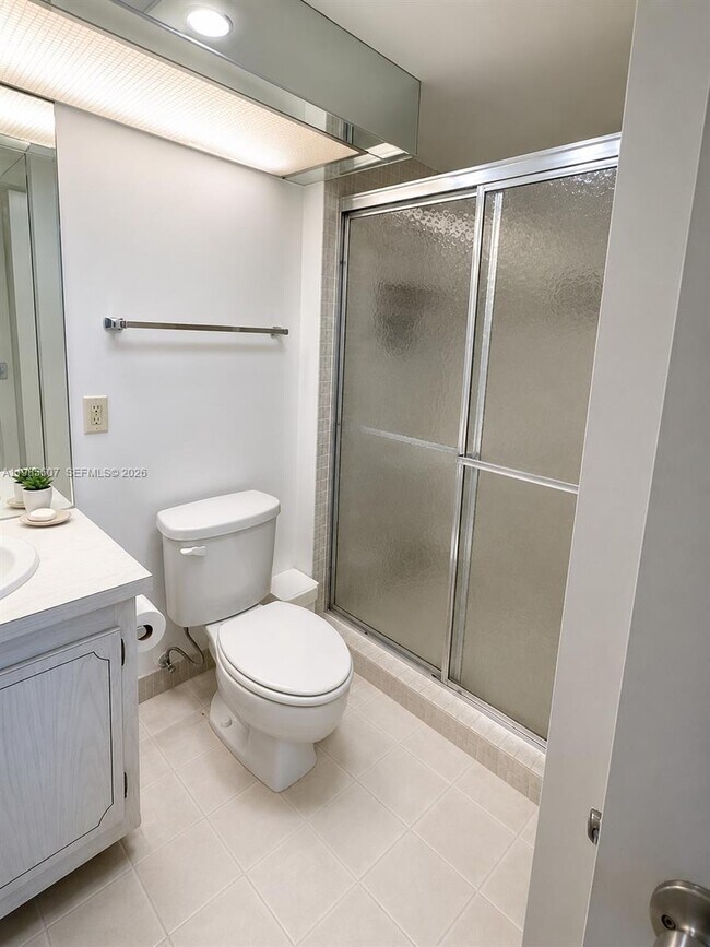 Building Photo - 3675 N Country Club Dr