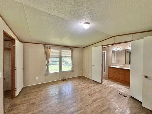 Building Photo - Tour Today! 2 Bed 2 Bath in East Tyler!