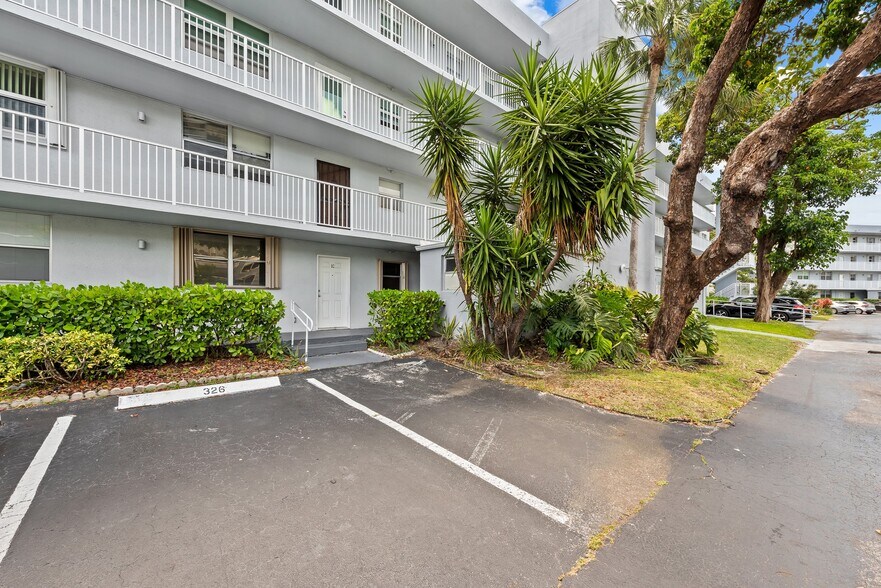 Building Photo - 111 Royal Park Dr