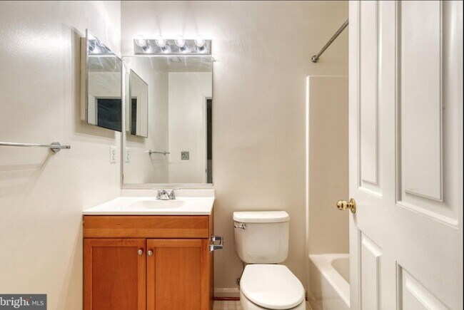 Second Full Bathroom - 6 Amberlady Ct