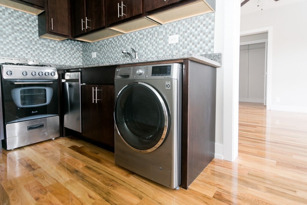 Building Photo - 2214 W Wilson Ave