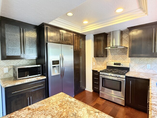 Building Photo - 2561 Navarra Dr