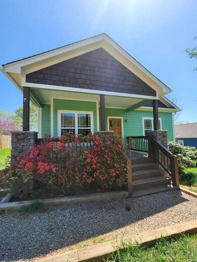 Building Photo - Renovated East Asheville Rental!