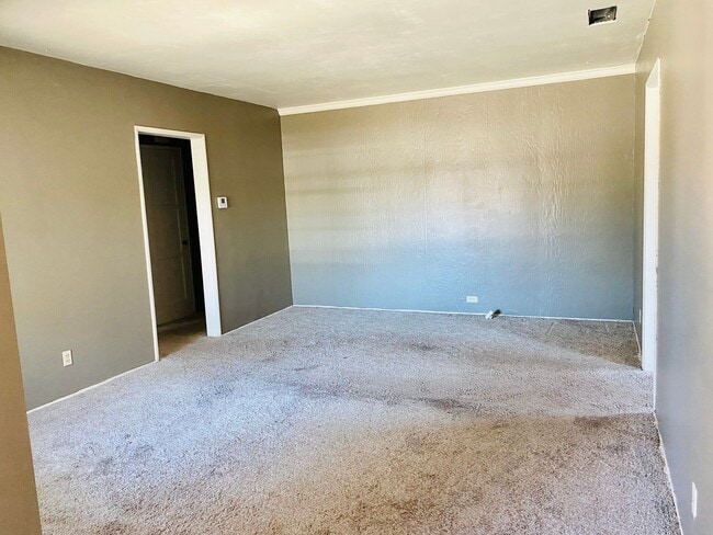 Building Photo - Spacious 3 Bed | 2 Bath Home – Less Than 1...