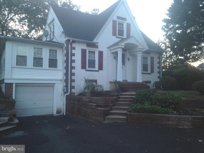 Building Photo - 604 S Main St