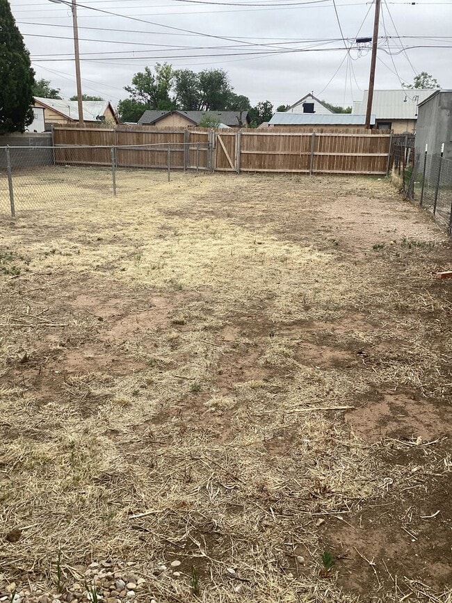 Building Photo - Cute Updated One Bedroom Near Park & Schools!  Pets Welcome!