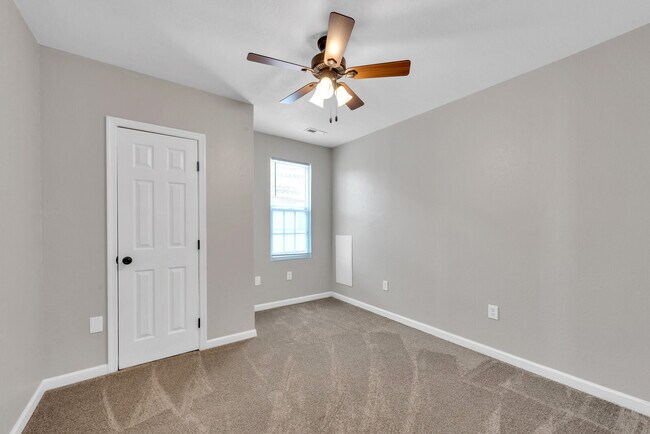 Building Photo - 1009 Elkin St