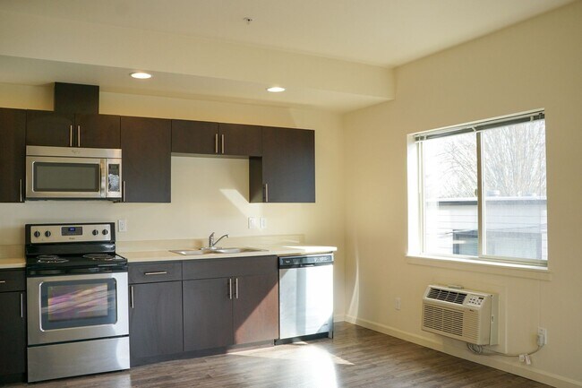 Building Photo - Love Where You Live!  Great Studio in Sellwood w APP FEES CREDITED!