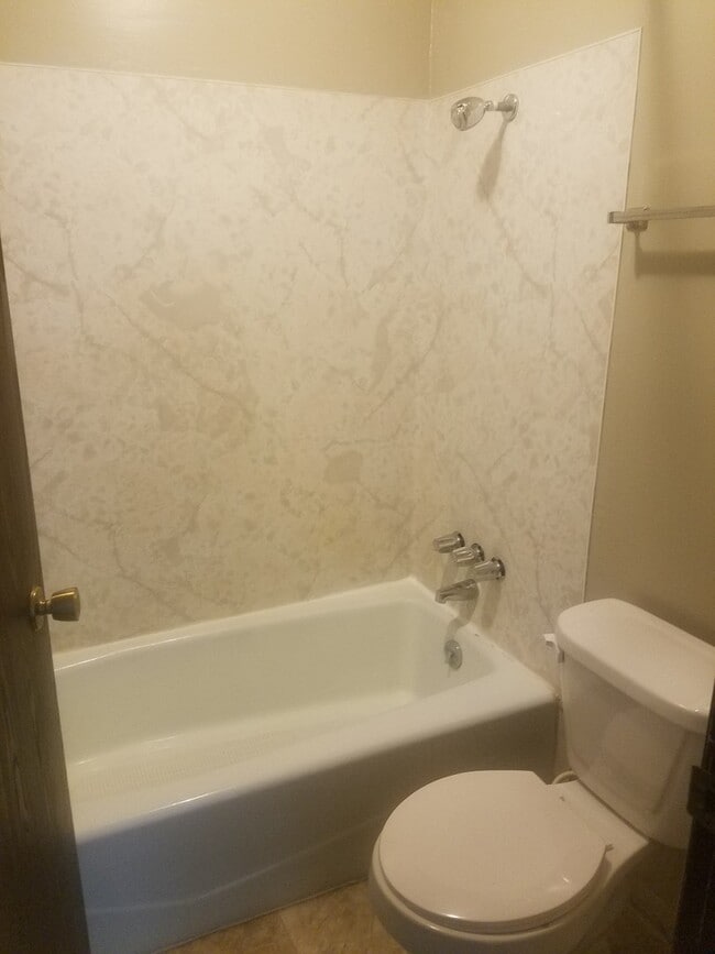 Building Photo - 2 bedroom 1 bath condo in Park Place.