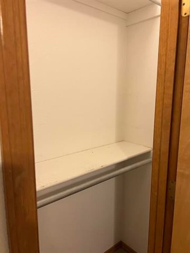 Building Photo - Lovely 3 Bedroom 2 bathroom home with pool