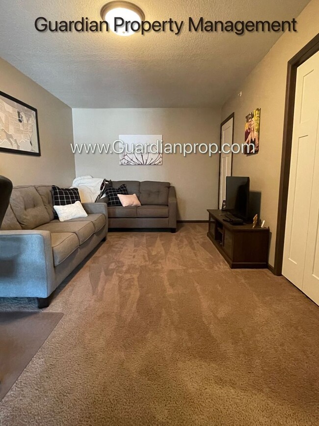 Building Photo - Lakeville 2 Bedroom Town Home, 2 Car Garag...