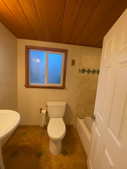 Building Photo - 447 W 2nd St