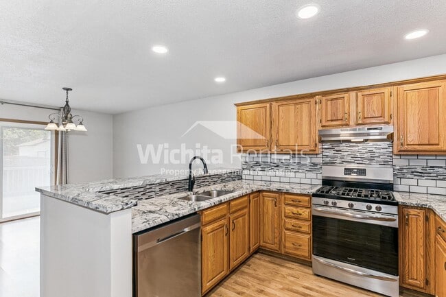 Building Photo - Large 3 bedroom 3 bath home in West Wichita