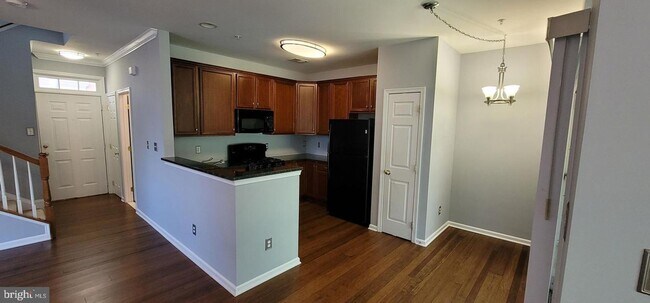 Building Photo - 43840 Hickory Corner Terrace