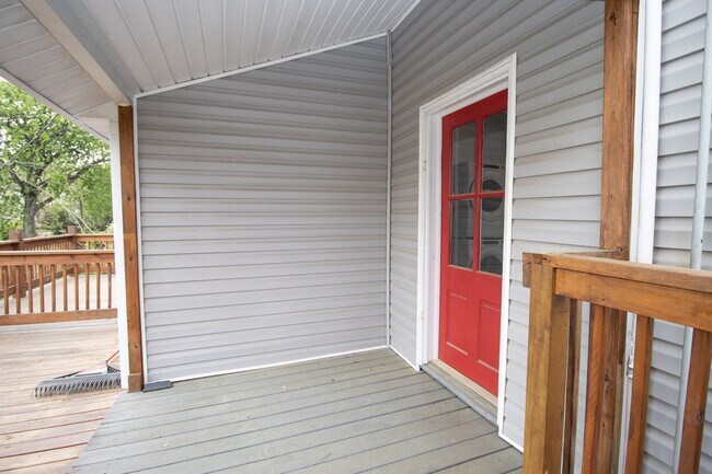 Building Photo - Now Preleasing for 2026–2027 – Beautifully Renovated Duplex in West Columbia