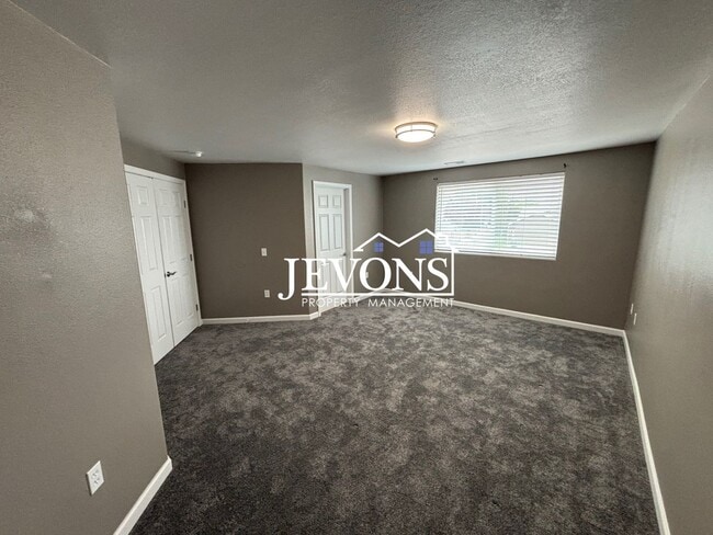 Building Photo - $500 Rent Credit - Charming 4-bedroom home with laundry and full kitchen, located near WA-17 and ...