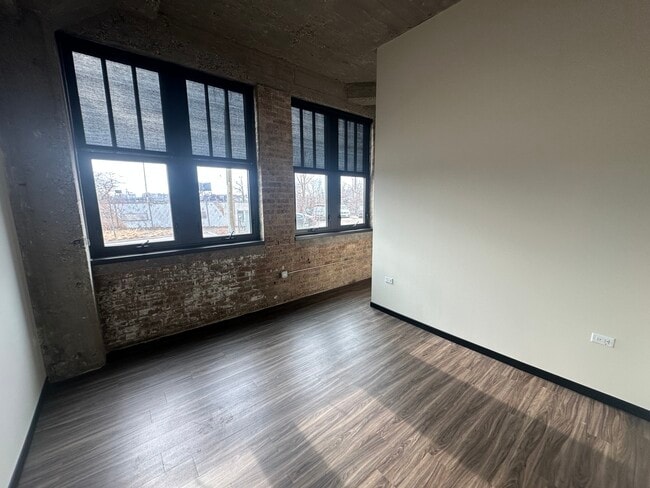 Building Photo - 2032 N Clybourn Ave