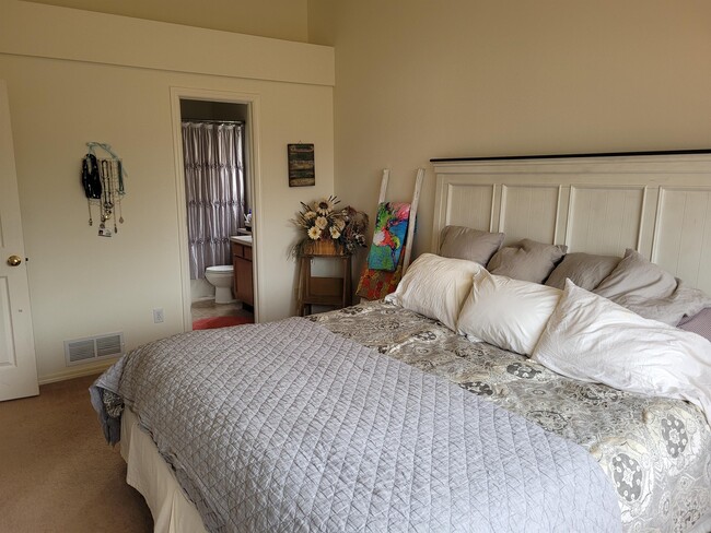 Building Photo - 97 Misty Creek Dr