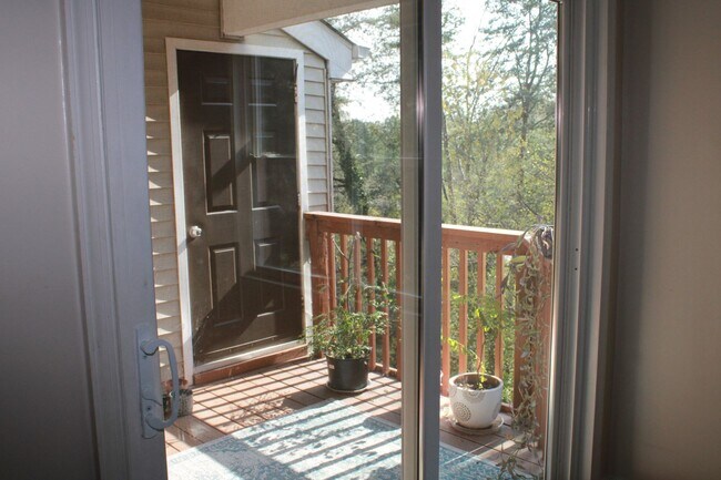 Building Photo - Charming 2 Bedroom/1 Bathroom Condo in Halethorpe, MD!