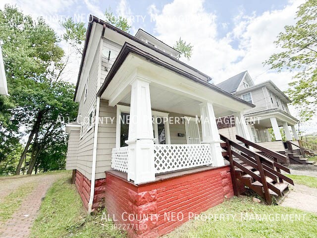 Building Photo - 1161 LaCroix Ave.-
