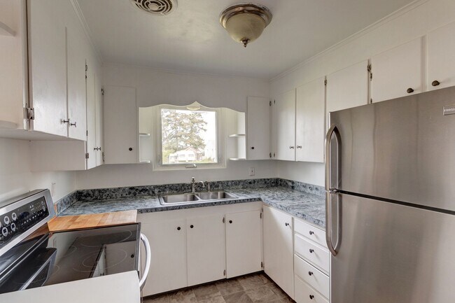Building Photo - 2 Bedroom Pet Friendly Rambler in Town