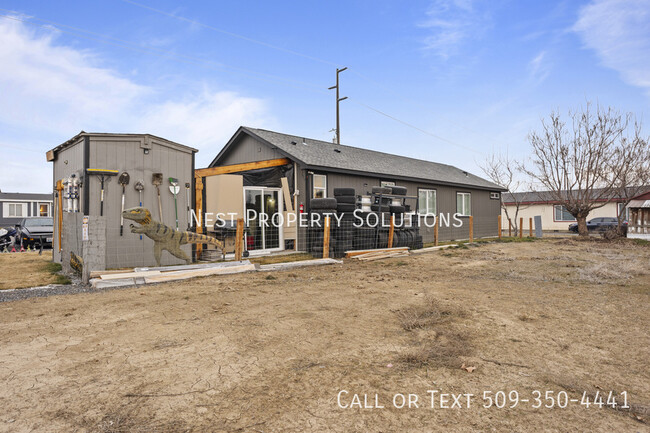 Building Photo - 905 W 6th St