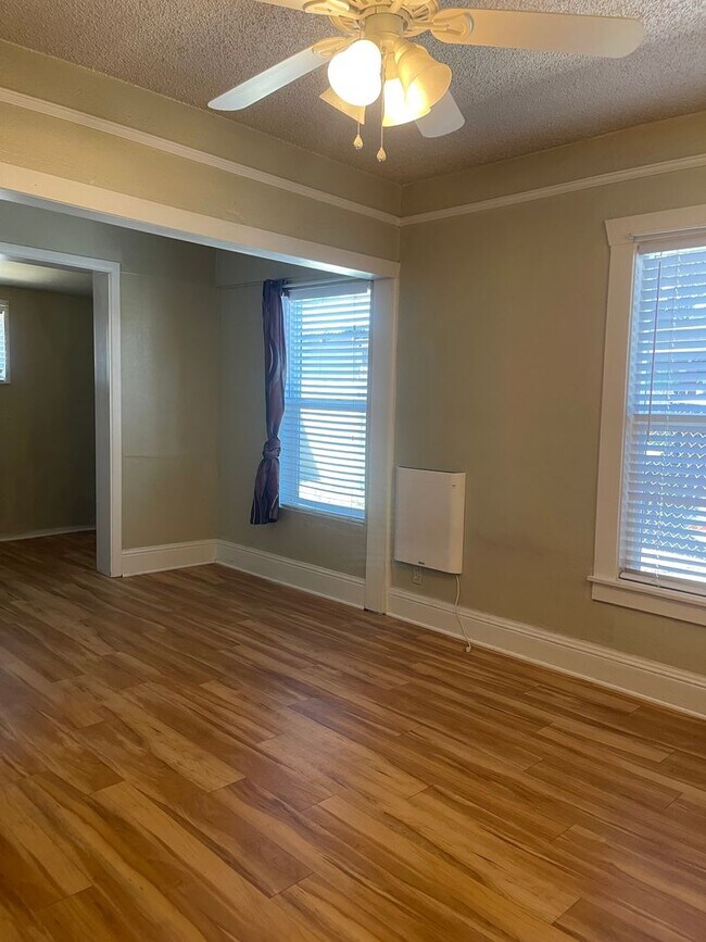 Building Photo - CHARMING 2 BED 1 BATH VICTORIAN HOME