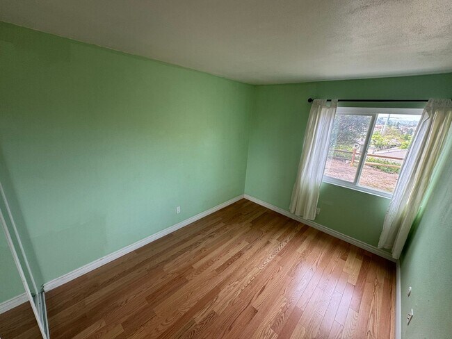 Building Photo - 3BD/2BA HOME w/ attached garage near USD/C...