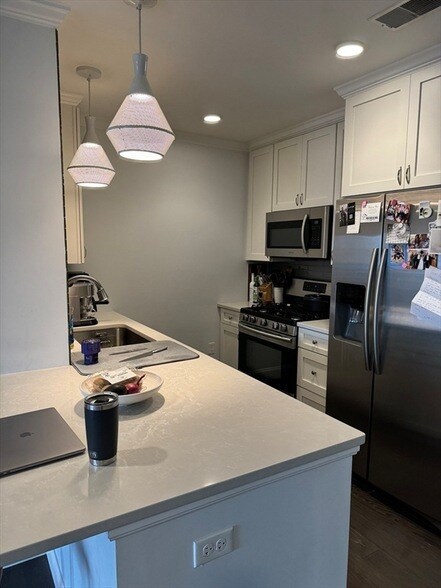 Building Photo - 728 E Broadway