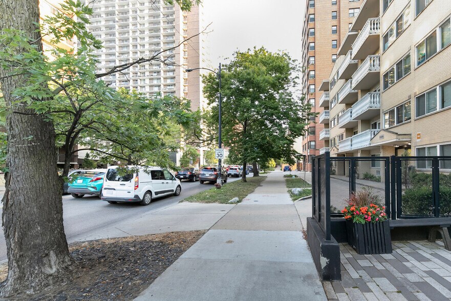 Building Photo - 5910 N Sheridan Rd