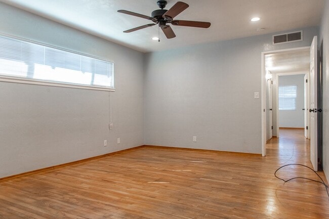 Building Photo - 3 bedroom 2 bath renovated home with swimm...