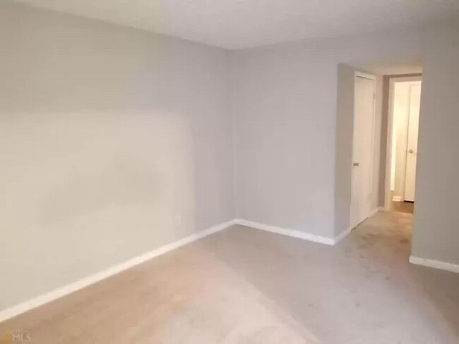 Building Photo - Room in 2 Bedroom Condo at Roberts Dr