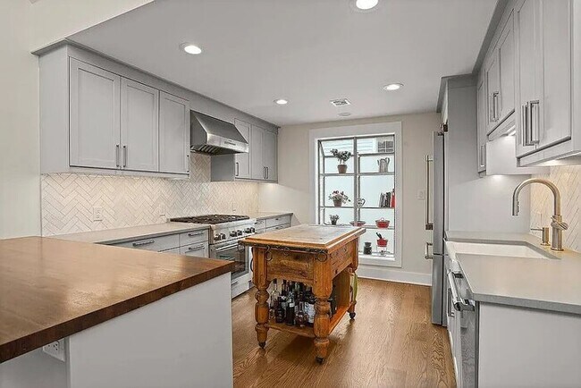 Building Photo - 49 Indian Harbor Dr
