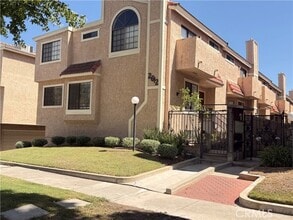 Building Photo - 2612 W Grand Ave