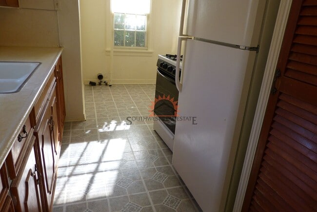 Building Photo - Charming historic 2 bedroom 1 bathroom house