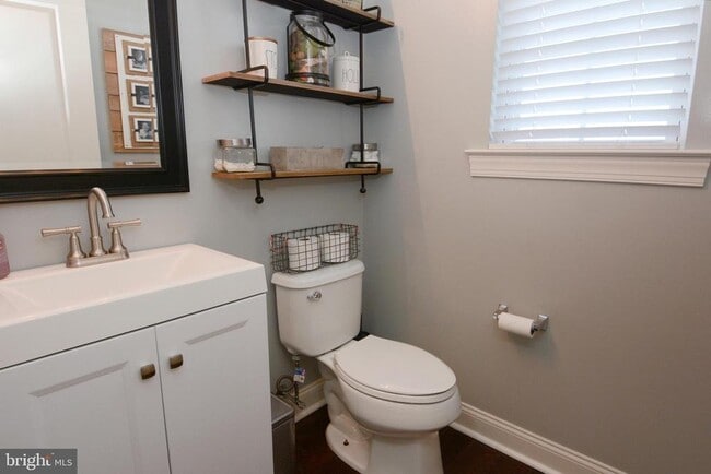 Building Photo - 326 W Hamlin Ave